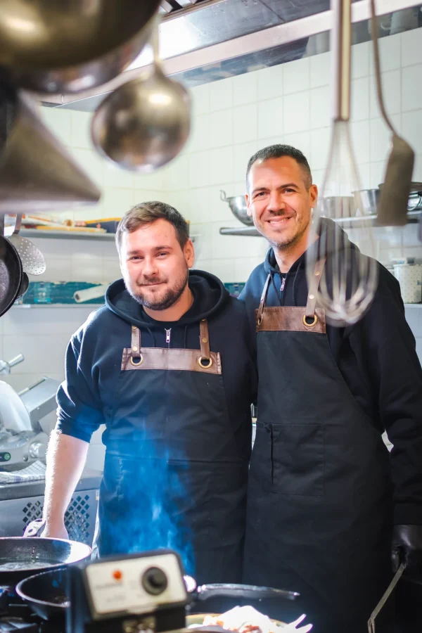 Peti és Ádám a konyhában