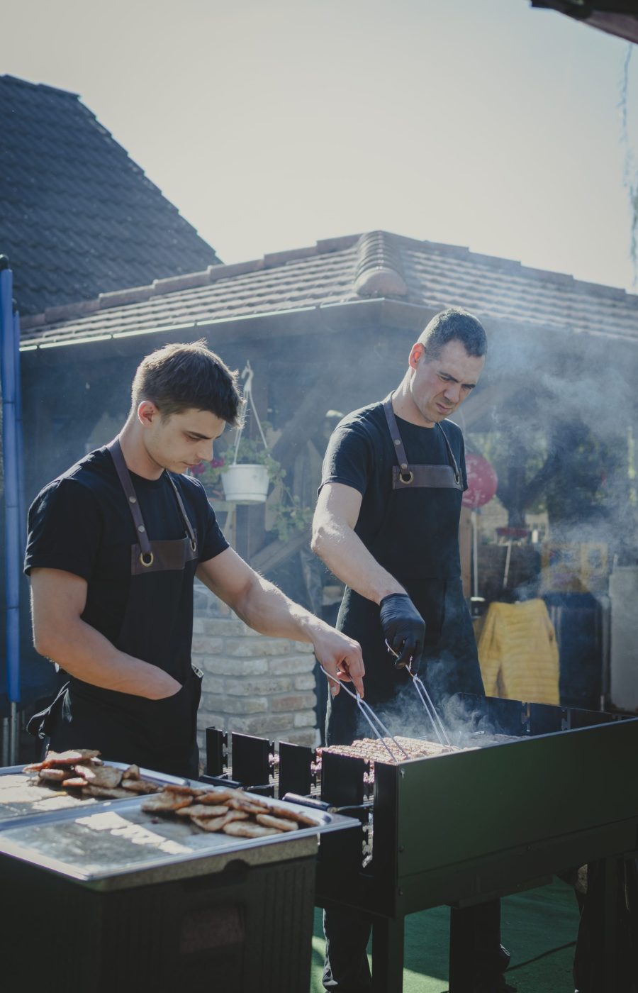 Peti és Pisti sütnek.